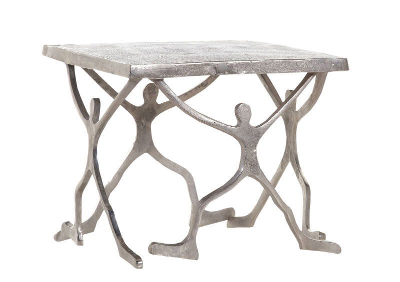 Silberner Beistelltisch mit einzigartigem Design, das menschliche Figuren zeigt, die die Tischplatte tragen. Perspektive von schräg oben.