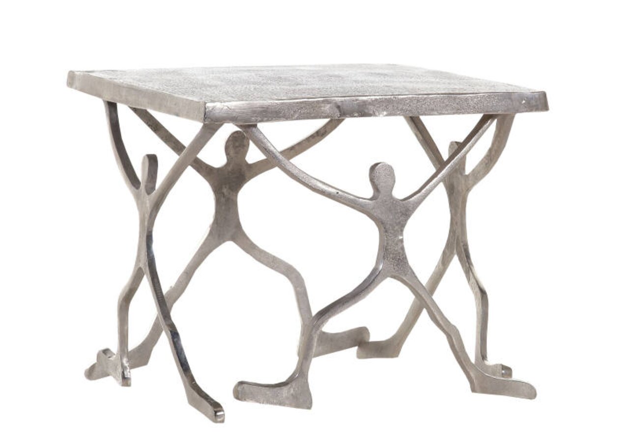 Landscape Beistelltisch Mix & Match Silberner Beistelltisch mit einzigartigem Design, das menschliche Figuren zeigt, die die Tischplatte tragen. Perspektive von schräg oben.
