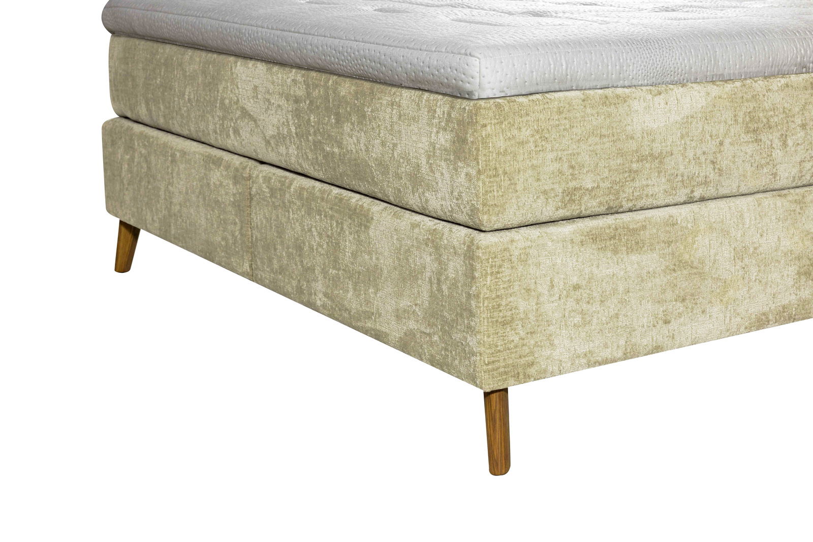Nahaufnahme eines Boxspringbettes 180x200 mit beigem Stoffbezug und Holzfüßen, seitliche Perspektive.