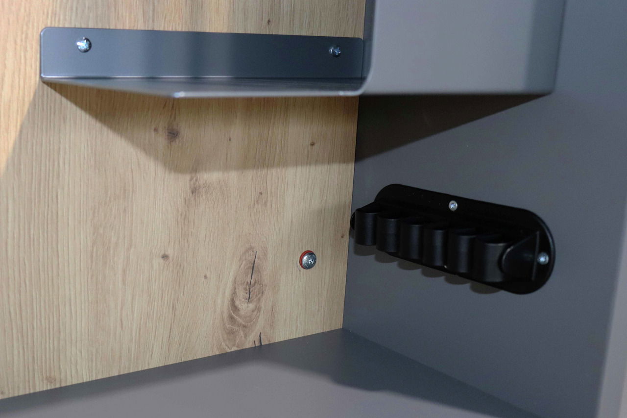 Nahaufnahme eines Wandschreibtischs mit Holz- und Metallelementen, seitliche Perspektive