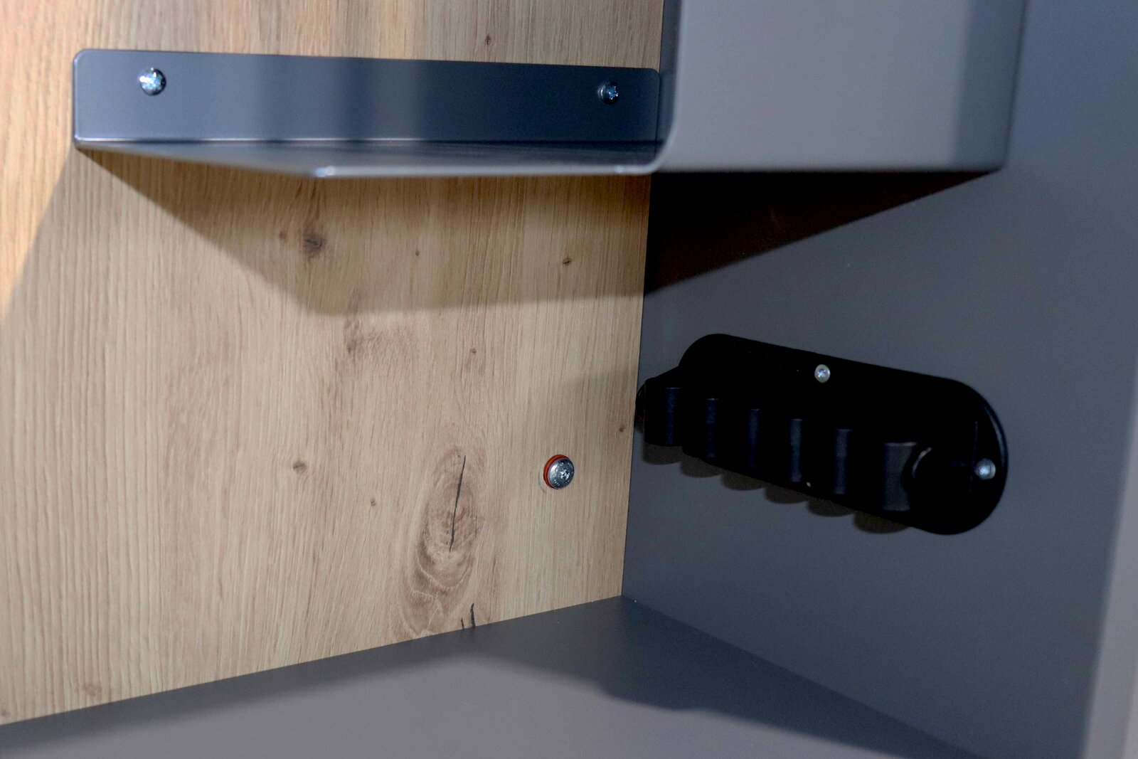 Nahaufnahme eines Wandschreibtischs mit Holz- und Metallelementen, seitliche Perspektive