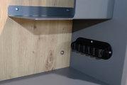 Close-up van een wandbureau met houten en metalen elementen, zijaanzicht
