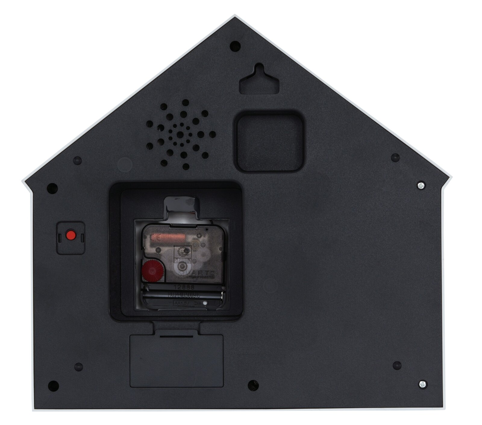 Achterkant van een wandklok in de vorm van een huisje, met batterijvak en ophangmogelijkheid.