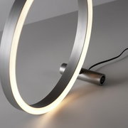 Moderne Tischleuchte RITUS in Ringform mit seitlicher Perspektive, leuchtend und mit Touch-Schalter.