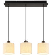 Moderne hanglamp met drie cilindervormige stoffen lampenkappen, gezien van voren.