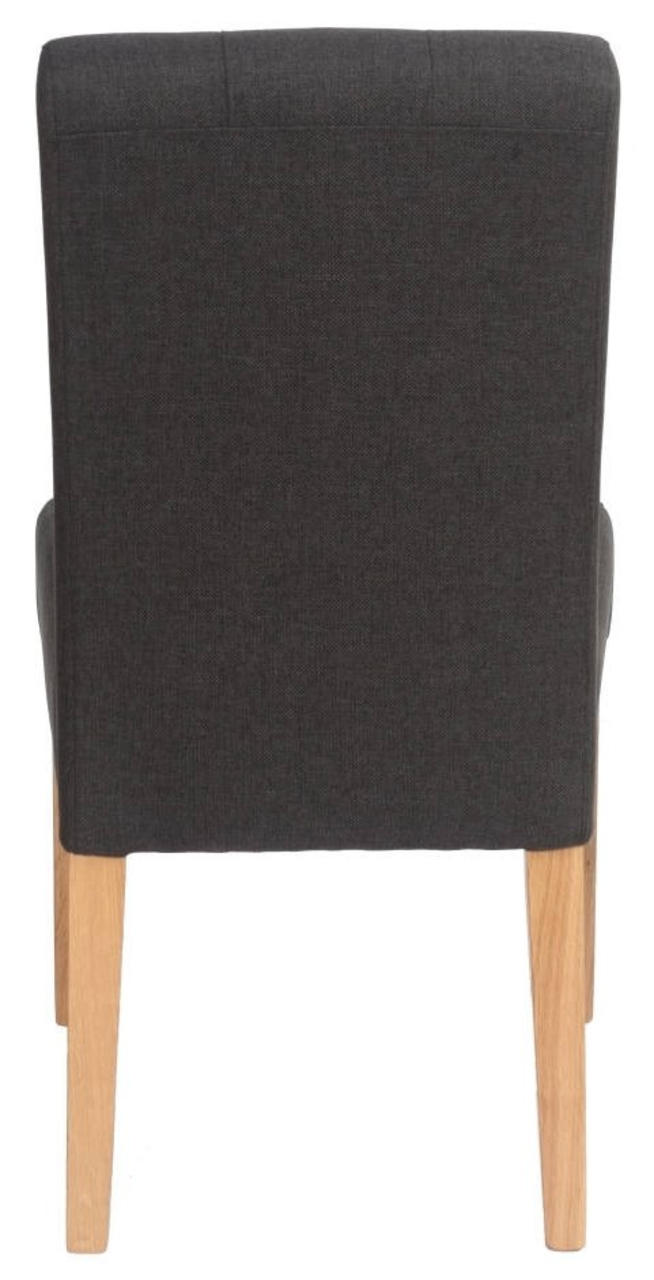 Rückansicht eines modernen Stuhls mit dunklem Stoffbezug und hellen Holzbeinen.