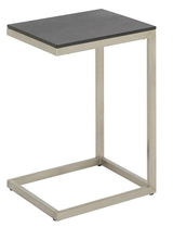 Moderner Beistelltisch mit schwarzer Tischplatte und silbernem Metallgestell, seitliche Perspektive