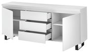Weißes Sideboard mit drei offenen Schubladen und zwei offenen Türen, seitliche Perspektive