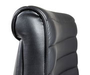 Detailansicht der Rückenlehne eines schwarzen Schwingstuhls aus Leder.