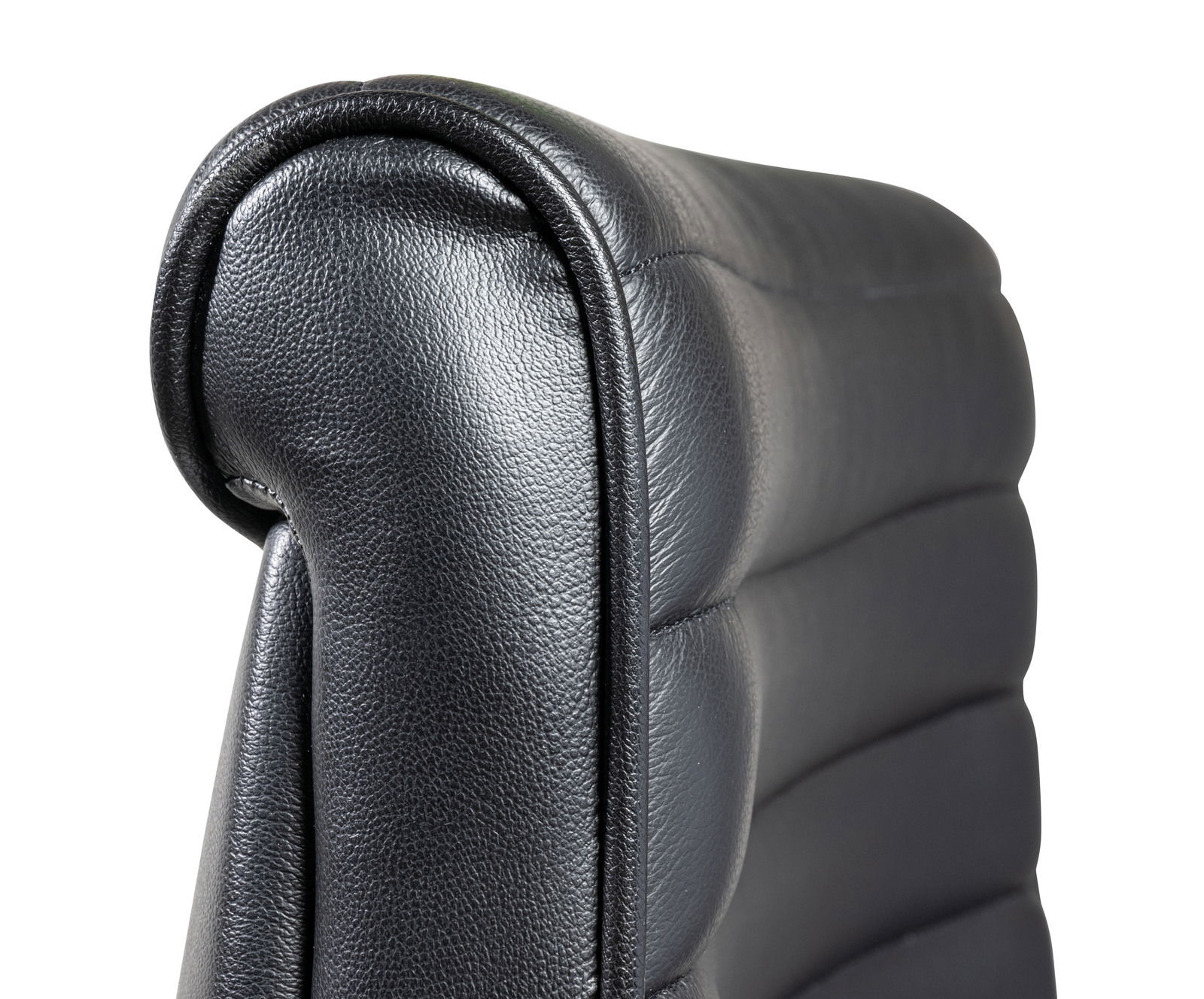 Detailansicht der Rückenlehne eines schwarzen Schwingstuhls aus Leder.