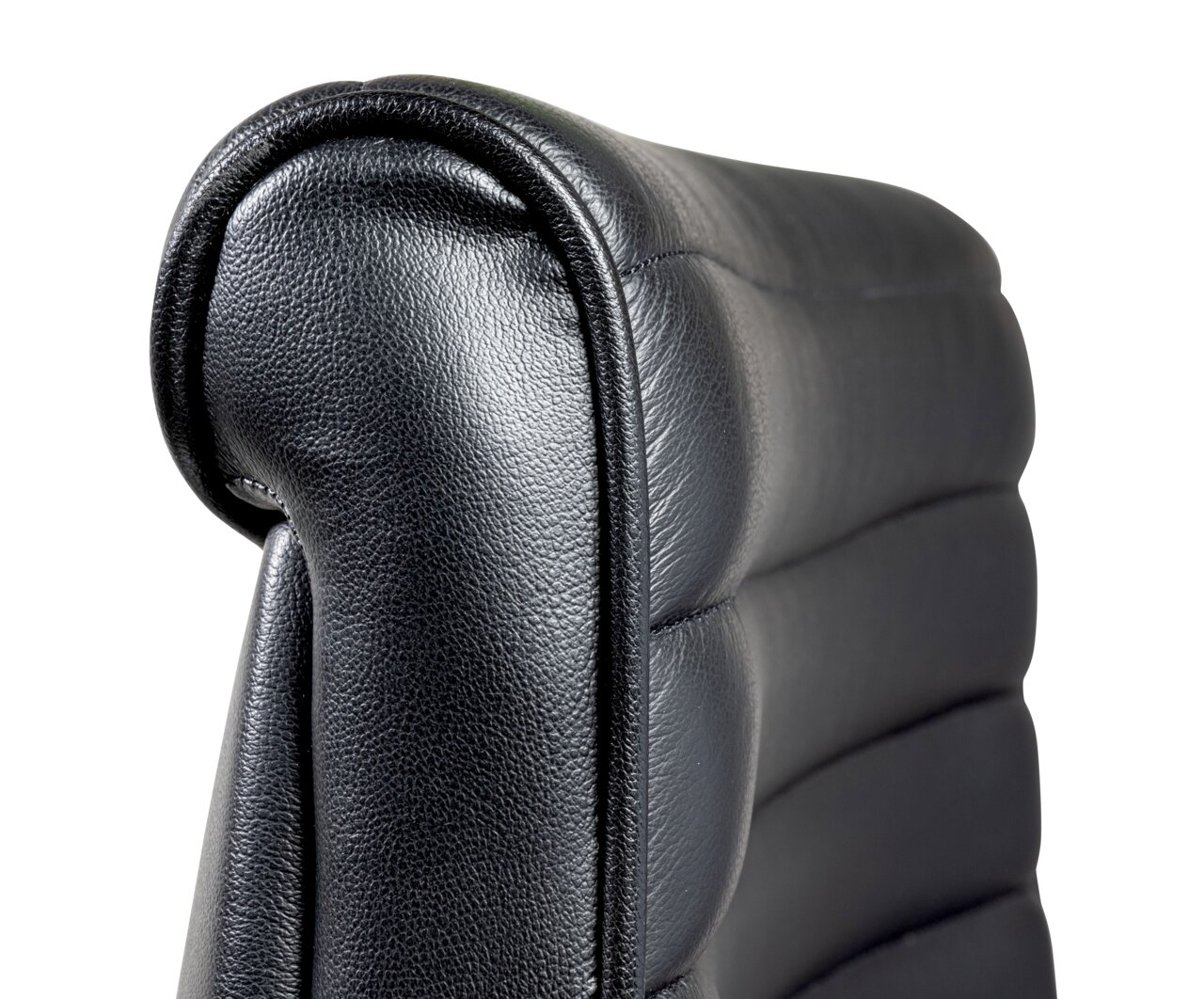 Detailfoto van de rugleuning van een zwarte schommelstoel van leer.