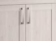 Nahaufnahme von zwei Schranktüren mit modernen, silbernen Griffen in Holzoptik, frontal betrachtet.