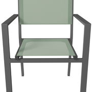 Moderner Stapelsessel mit grünem Sitz und Rückenlehne, aus der Frontalperspektive.