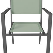 Moderner Stapelsessel mit grünem Sitz und Rückenlehne, aus der Frontalperspektive.