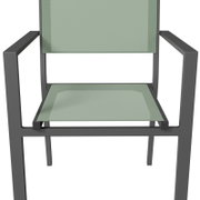 Moderner Stapelsessel mit grünem Sitz und Rückenlehne, aus der Frontalperspektive.