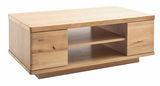 Moderner Couchtisch aus hellem Holz mit zwei offenen Ablagefächern, seitliche Perspektive.