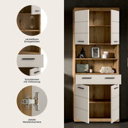 Hoher Badezimmer-Hochschrank in Holzoptik mit weißen Fronten und schwarzen Griffen, teils geöffnet mit verstellbaren Einlegeböden, Vollauszug-Schublade und Metallscharnieren; frontale Ansicht.