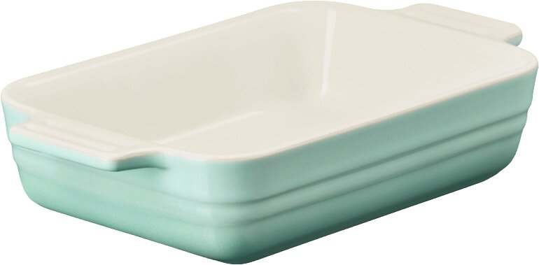 Rechteckige Auflaufform aus Keramik in Mintgrün mit weißer Innenfläche und seitlichen Griffen, schräg von oben in 3/4-Perspektive dargestellt