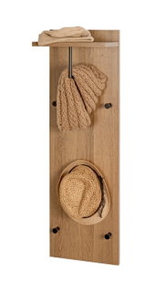 Frontansicht einer Wandgarderobe aus Holz mit Ablage oben, mehreren schwarzen Haken und einer Kleiderstange; mit Schal, Mütze und Hut dekoriert