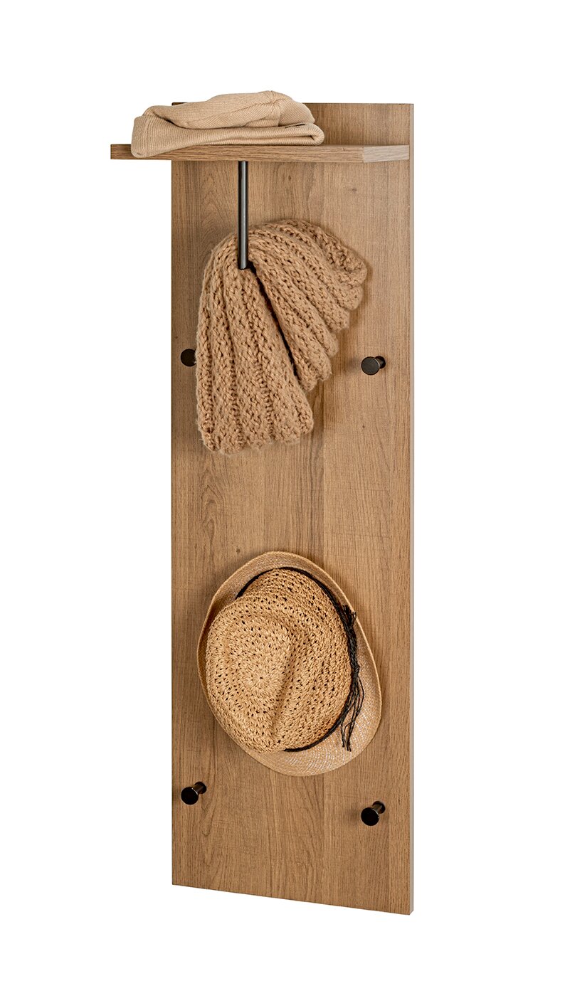 Frontansicht einer Wandgarderobe aus Holz mit Ablage oben, mehreren schwarzen Haken und einer Kleiderstange; mit Schal, Mütze und Hut dekoriert
