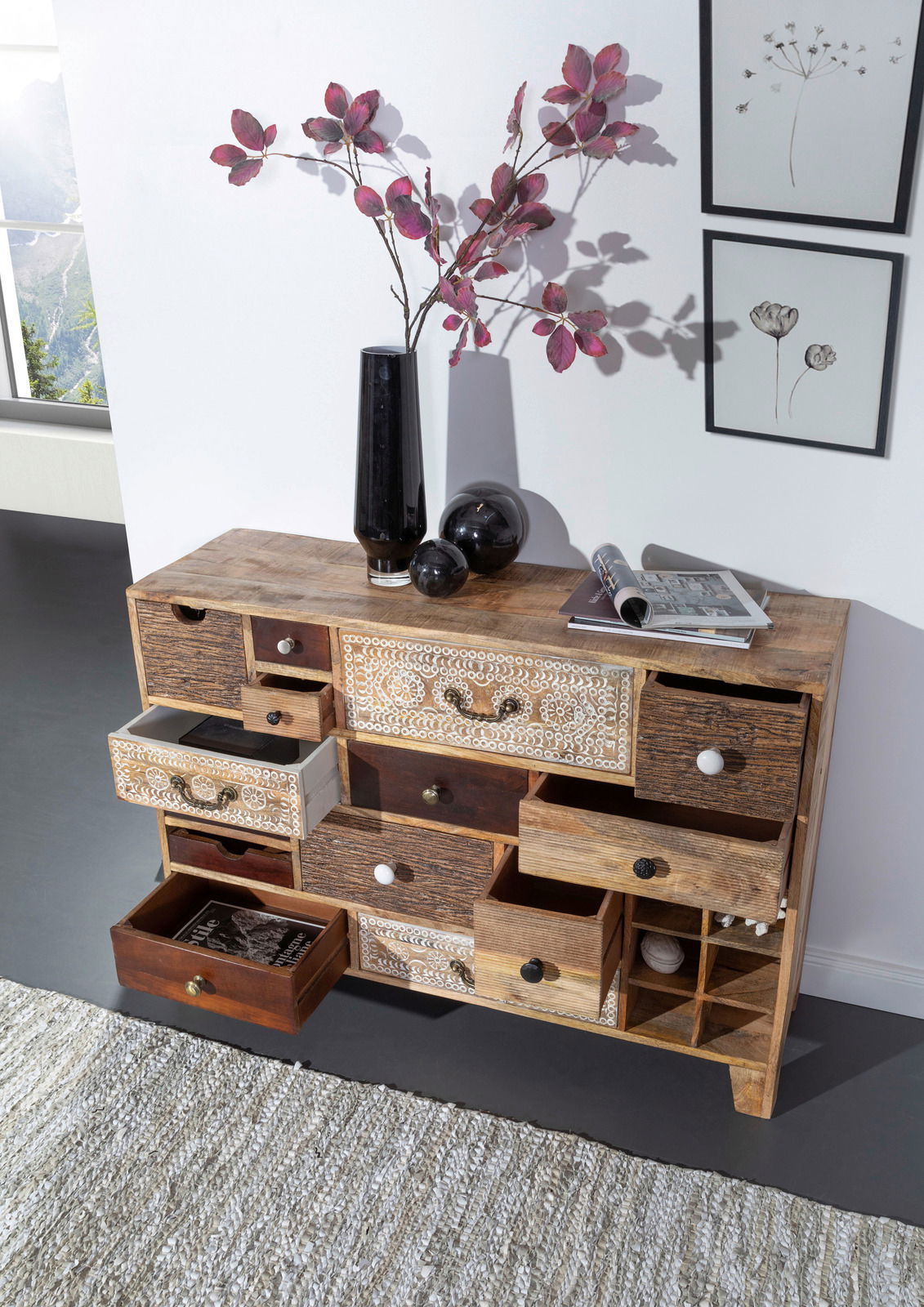 Vielseitiges Sideboard mit verschiedenen Schubladen in einem rustikalen Design, dekoriert mit einer Vase und Kunstobjekten, aus der Vogelperspektive betrachtet.