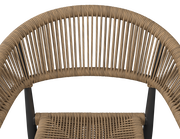 Nahaufnahme eines Stapelsessels mit geflochtenem Seildesign, Ansicht von oben.