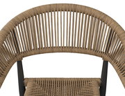 Nahaufnahme eines Stapelsessels mit geflochtenem Seildesign, Ansicht von oben.