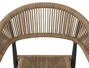 Nahaufnahme eines Stapelsessels mit geflochtenem Seildesign, Ansicht von oben.