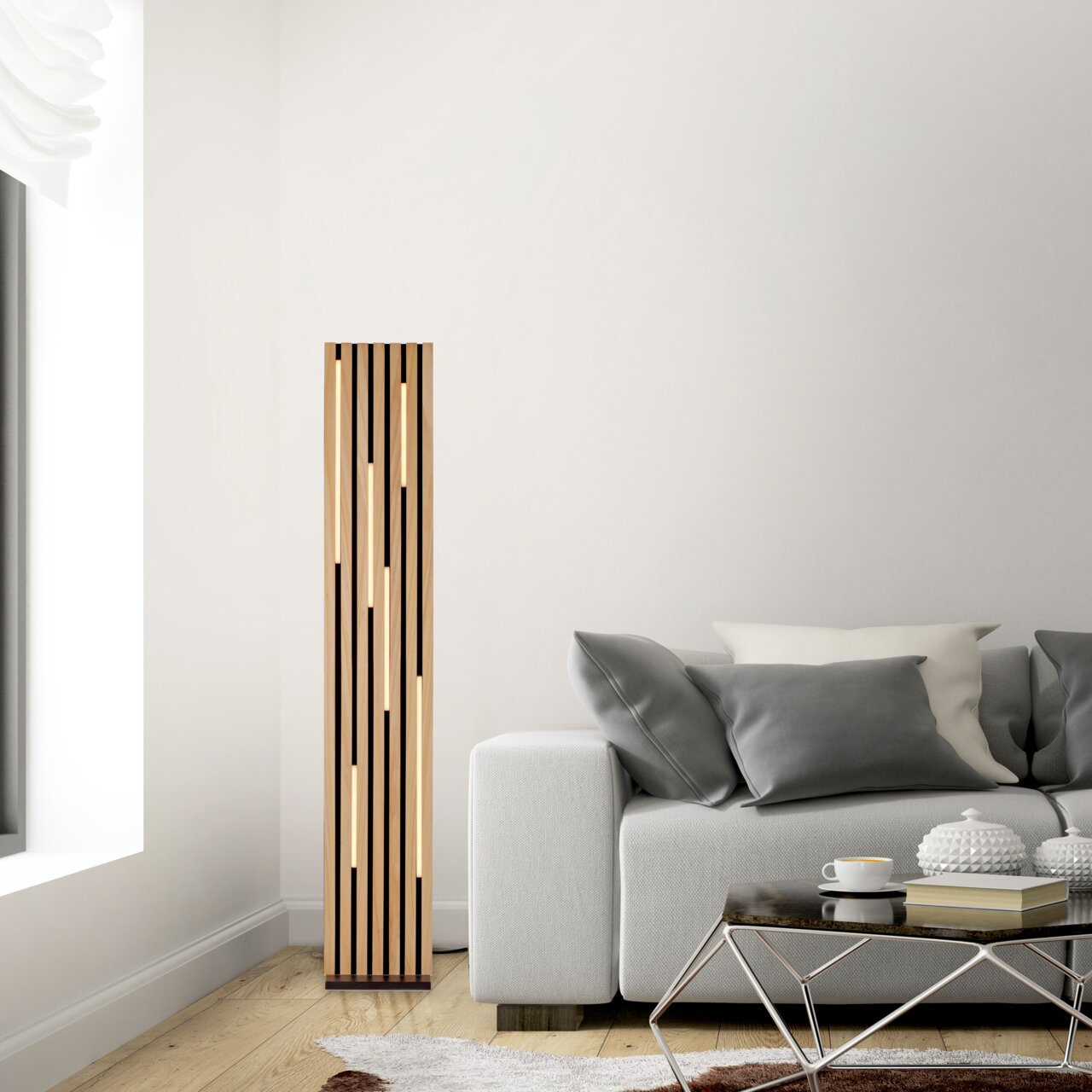 Moderne LED-Stehleuchte mit vertikalen Holzstreifen, stehend neben einem grauen Sofa in einem hellen Wohnzimmer. Frontalansicht.