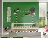 Jugendbett mit ausziehbarem Bettkasten, vor grünem Hintergrund mit Fußball-Dekorationen, aus der Frontalperspektive.