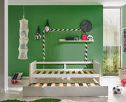 Jugendbett mit ausziehbarem Bettkasten, vor grünem Hintergrund mit Fußball-Dekorationen, aus der Frontalperspektive.