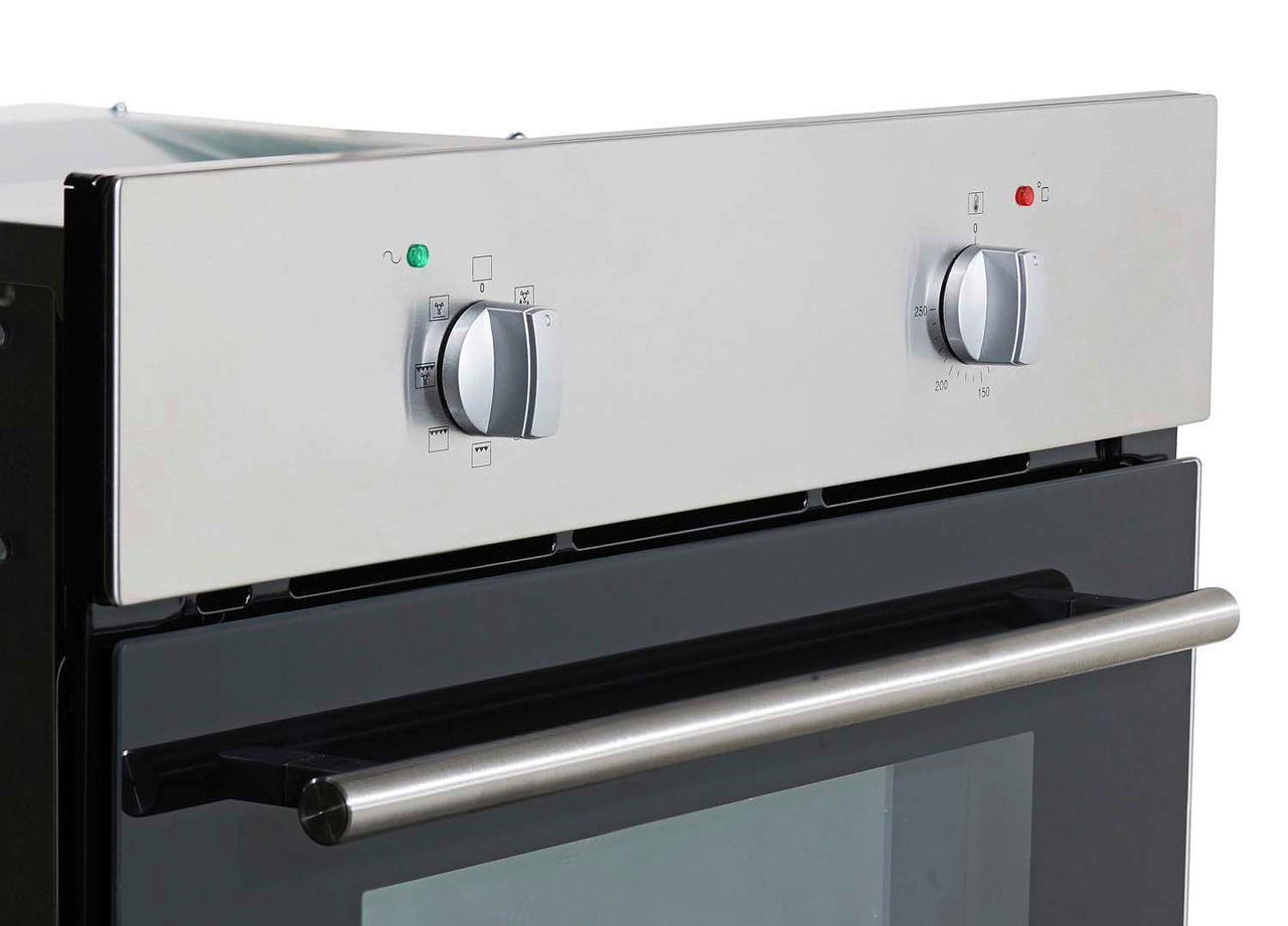 Nahaufnahme eines modernen Backofens mit silberner Front und zwei Drehknöpfen zur Temperatureinstellung, seitliche Perspektive
