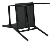 Unteransicht eines Stapelstuhls mit Metallrahmen und Gasdruckfeder