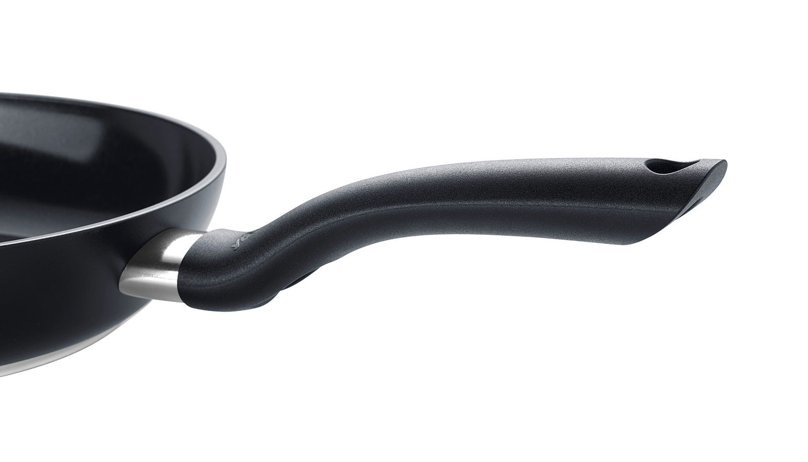 Nahaufnahme einer schwarzen Pfanne mit ergonomischem Griff, seitliche Perspektive