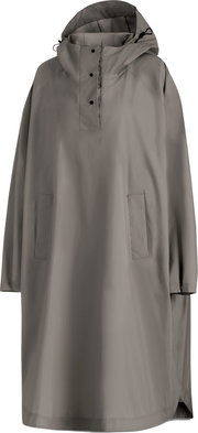 Grauer Regenponcho mit Kapuze, Druckknopf-Leiste am Kragen und zwei aufgesetzten Taschen, Produktansicht von vorne (Frontalansicht) vor weißem Hintergrund