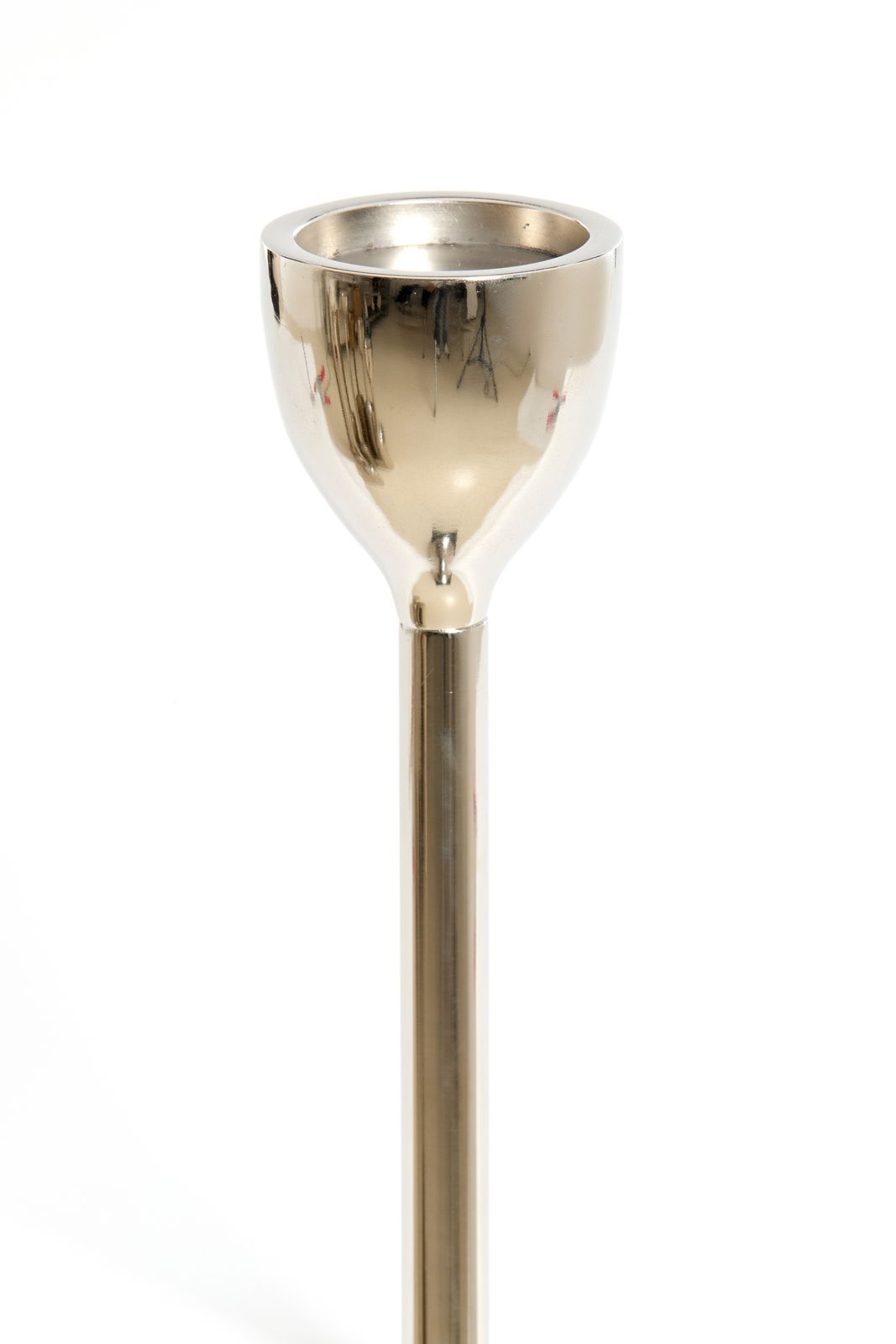 Eleganter, goldfarbener Kerzenhalter aus Metall, seitliche Perspektive