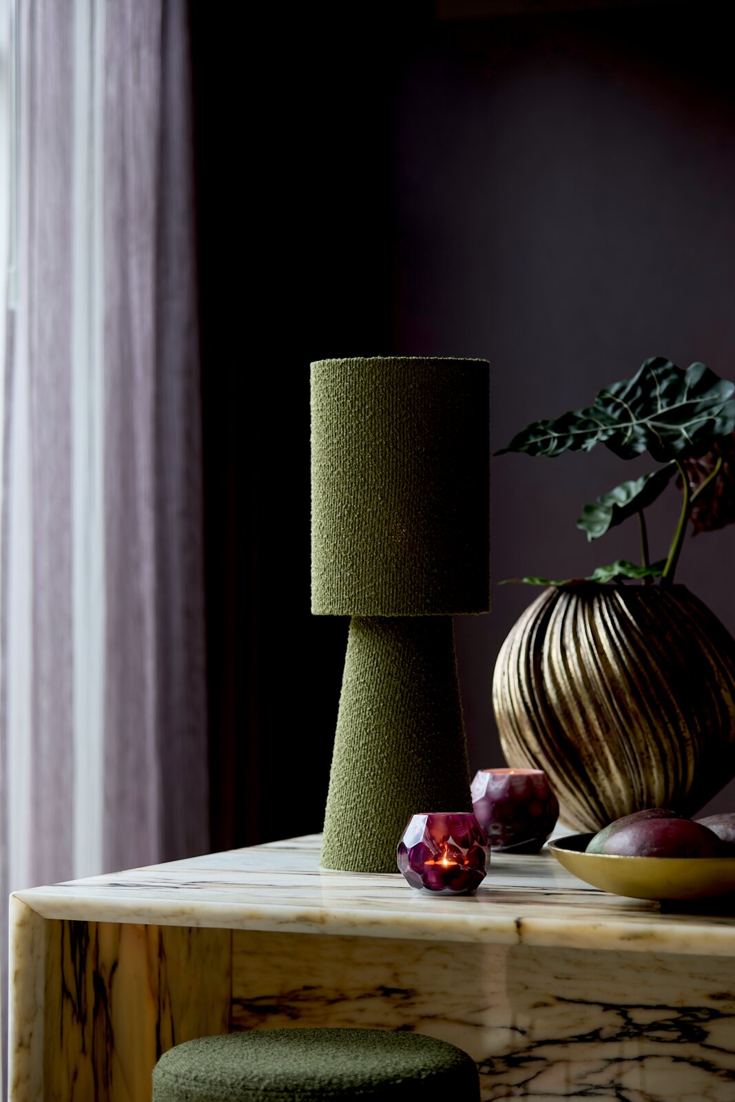 Grüne Vase in modernem Design auf einem Marmortisch, seitliche Perspektive