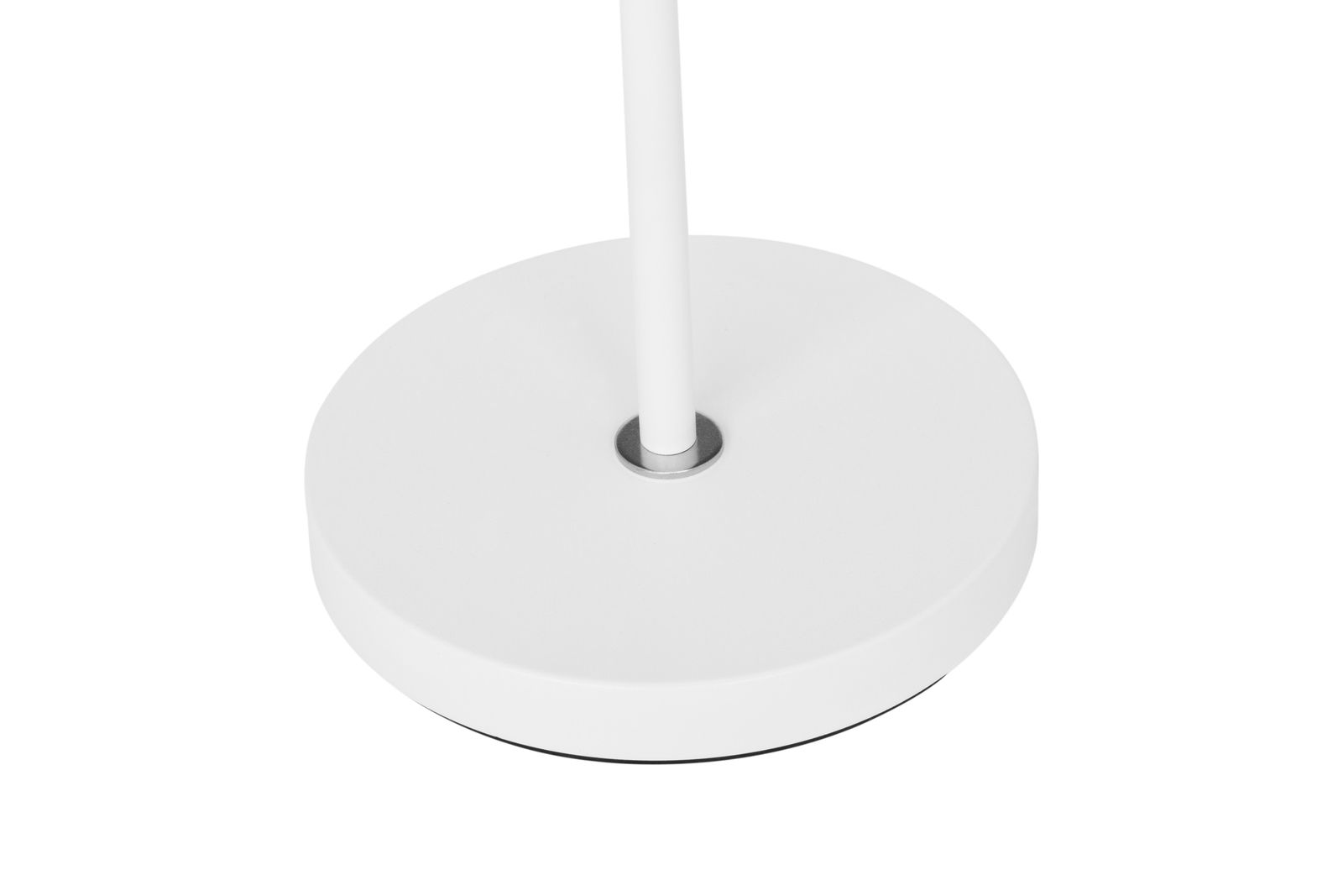 Nahaufnahme des weißen Sockels einer Akku-Stehleuchte aus der Vogelperspektive.