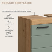 Detailansicht aus schräger Vorderansicht: Kommode/Schrank mit melaminharzbeschichteter Holzoptik-Oberfläche, Eichefarbenem Korpus und Deckplatte, salbeigrüner Schubladenfront mit schwarzem Griff; Hinweise auf kratzfeste, stoßfeste, wasserabweisende und le
