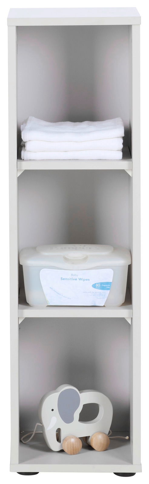Weißes Unterstellregal mit drei Fächern, gefüllt mit Handtüchern, Feuchttüchern und einem Spielzeugelefanten, frontal betrachtet.