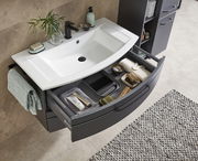 Moderne Badkombination mit Waschbecken und geöffneter Schublade, von oben betrachtet.