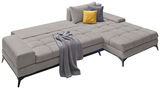 Graues Ecksofa mit Kissen und Decke, Perspektive von schräg oben