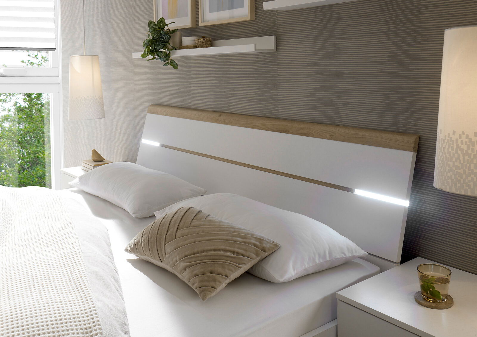 Modernes Schlafzimmer mit einem stilvollen Bett mit Holz- und Weißakzenten, seitlicher Perspektive.