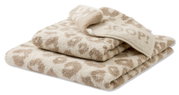 Beige handdoeken met luipaardprint van JOOP!, opgestapeld en vanuit een zijdelingse hoek gefotografeerd.