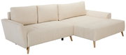Beiges L-förmiges Ecksofa mit Chaiselongue rechts, gesteppten Sitzflächen und Holzfüßen, Ansicht schräg von vorne links