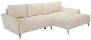 Beiges L-förmiges Ecksofa mit Chaiselongue rechts, gesteppten Sitzflächen und Holzfüßen, Ansicht schräg von vorne links