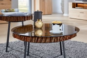 Ronde salontafel met glazen blad en een rustieke houten rand, gezien vanaf de zijkant, versierd met een kopje, een gouden vaas en wat hapjes.