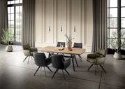 Moderne eethoek met een grote houten tafel en zes stijlvolle fauteuils in een elegante ruimte met hoge ramen en gordijnen, zijaanzicht.