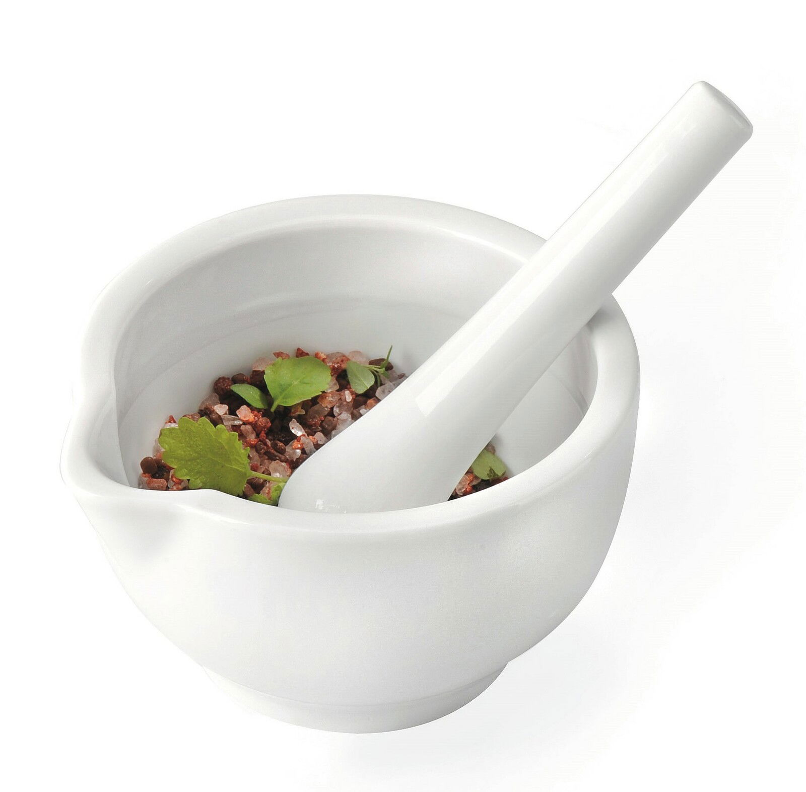 Weißer Mörser mit Stößel, gefüllt mit grobem Salz und Kräutern, aus der Vogelperspektive.