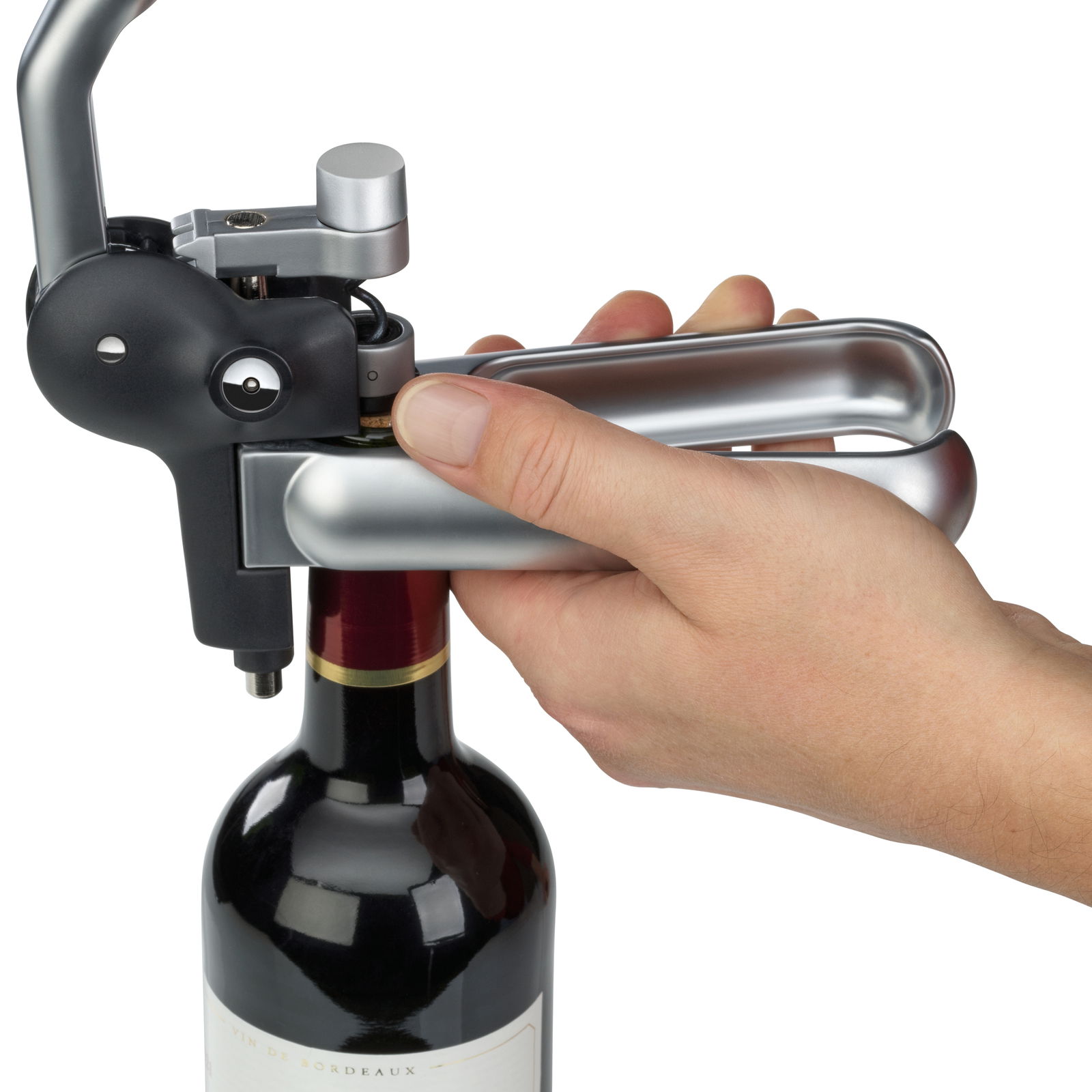 Nahaufnahme eines Hebelkorkenziehers der Marke WMF Baric, der auf eine Weinflasche aufgesetzt wird. Die Hand einer Person hält den Korkenzieher in der Anwendungsperspektive.